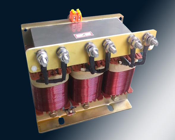 TKSG/TKDG濾波電抗器通過的是交流電流，它與濾波電容器串聯(lián)使用，組成諧振電路，使其在規(guī)定的頻率點(diǎn)上諧振，濾指定的高次諧波；同時(shí)還可實(shí)玖電力系統(tǒng)的無功補(bǔ)償和…